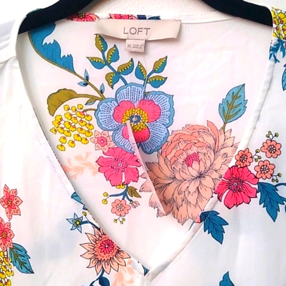 LOFT Floral V-neck Puff Sleeve Blouse, XS, NWT - Picture 2 of 8